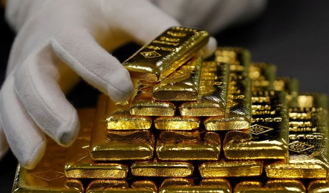 الذهب يواصلُ الهبوط مع صعود الدولار