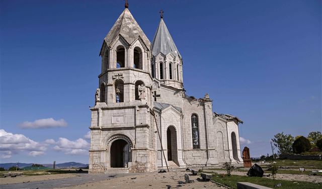 أذربيجان تَقصفُ كاتدرائية تاريخية في قره باغ